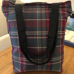 Plaid tote bag with zipper closure